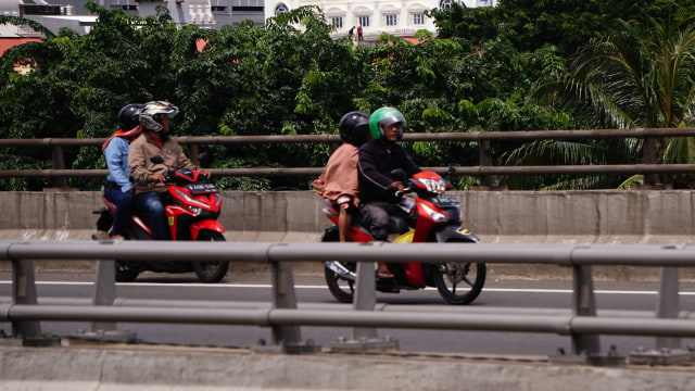 Sepeda motor melintas di dalam tol untuk menghindari banjir di kawasan Kelapa Gading, Sunter dan Cempaka Putih.  Foto: Jamal Ramadhan/kumparan