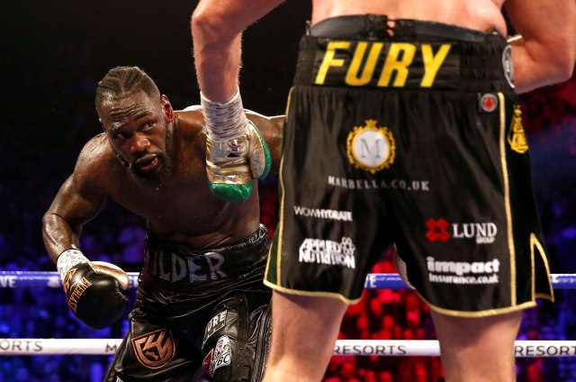 Deontay Wilder usai mendapat pukulan dari Tyson Fury di Arena Grand Garden, Las Vegas, Amerika Serikat. Foto: REUTERS/Steve Marcus