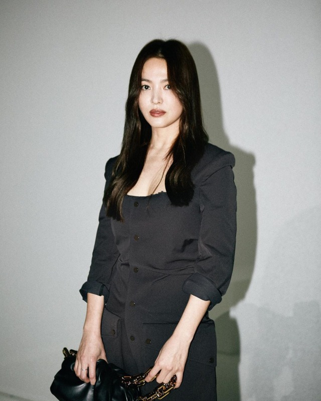 Foto: Gaya Kasual Song Hye Kyo saat Hadir di Milan Fashion Week (884451)