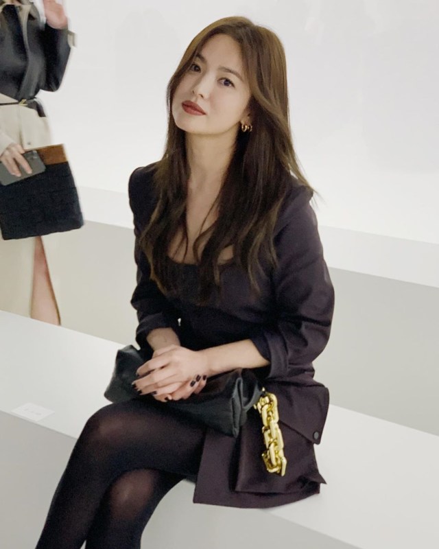 Foto: Gaya Kasual Song Hye Kyo saat Hadir di Milan Fashion Week (884453)