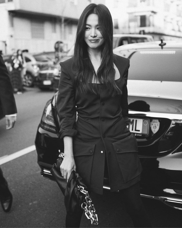 Foto: Gaya Kasual Song Hye Kyo saat Hadir di Milan Fashion Week (884450)