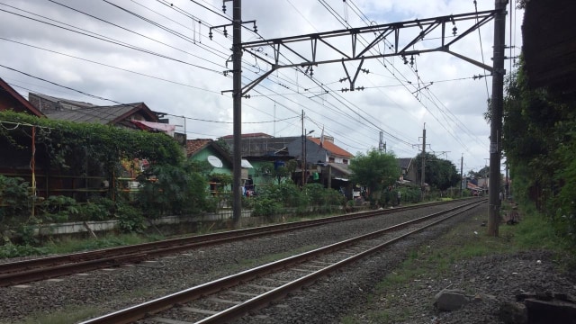 Lokasi perempuan tertabrak kereta api di perlintasan Kalibata-Cawang. Foto: Mirsan Simamora/kumparan