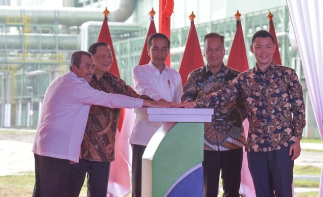 PRESIDEN Joko Widodo bersama konglomerat Sutanto Tanoto saat meresmikan pabrik PT Asia Pacifik Rayon, Jumat, 21 Februari 2020.