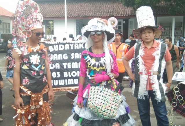 Warga Kecamatan Leuwimunding, Kabupaten Majalengka, mengenakan busana dari barang bekas saat mengikuti Festival Sampah. (Oki)