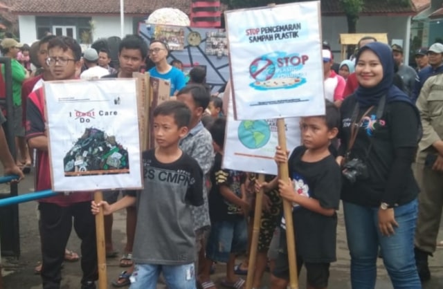 Busana Daur Ulang Barang Bekas Meriahkan Festival Sampah di Majalengka (138701)