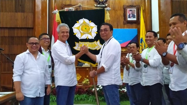 Ganjar Pranowo saat menyerahkan Pataka kepada Ketua Pengda Kagama Bali I Gusti Ngurah Agung Diatmika- ACH