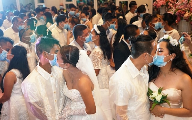 Ratusan pasang pengantin melangsungkan pernikahan dengan mengenakan masker pernapasan. Foto: Twitter/@thandojo