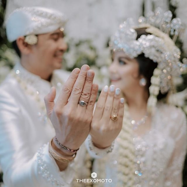 Tiwi eks T2 dan suaminya. Foto: Instagram/@tentangtiwi