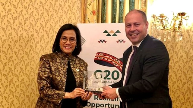 Sri Mulyani  memberikan cenramata kepada Menkeu Australia Josh Frydenberg di acara G20 di Riyadh, Arab Saudi. Foto: Instagram/@smindrawati