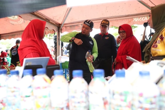 Pj Wali Kota Makassar Iqbal Suhaeb saat mengkampayekan pemakain tumbler kepada warganya di anjungan Pantai Losari Makassar, Minggu (23/2).