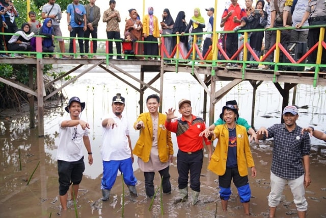 Wagub Sulsel, Andi Sudirman Sulaiman menanam bibit mangrove di Jeneponto bersama IPM Sulsel.