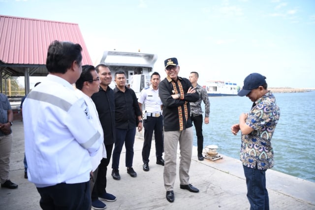 Plt Gubernur Aceh, Nova Iriansyah, saat melakukan sidak ke Pelabuhan Penyeberangan Ulee Lheue, Minggu (23/2) sore. Foto: Humas Setda Aceh