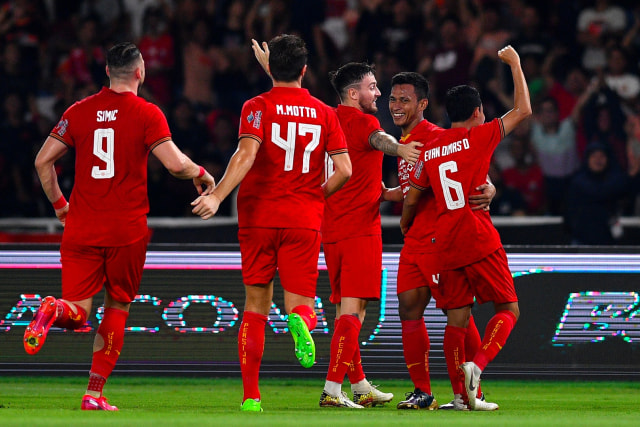 Pemain Persija Jakarta melakukan selebrasi seusai mencetak gol ke gawang Geylang International FC dalam laga persahabatan di Stadion Utama Gelora Bung Karno. Foto: ANTARA FOTO/Sigid Kurniawan/foc.