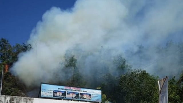 Lahan seluas 1,5 hekter di kawasan Sungai Lareh, Koto Tangah terbakar Minggu 23 Februari 2020. (Damkar Kota Padang)