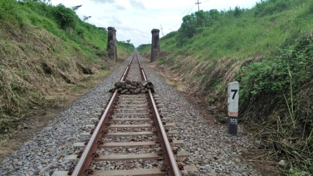 Tumpukan batu berukuran sedang berada di tengah rel kereta api di Desa/Kecamatan Jatiroto, Kabupaten Lumajang, Sabtu (22/2). Foto: ANTARA/HO-Humas KAI Daop 9 Jember