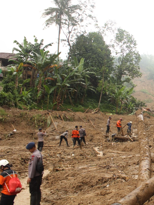 Sejumlah relawan melakukan evakuasi di lokasi longsor di Bogor.  Foto: Dok. ACT