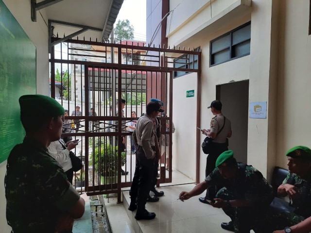 Pihak kepolisian melakukan pemeriksaan ketat di pintu masuk menuju ruang tunggu sidang. Foto: Yusrizal/Hi!Pontianak