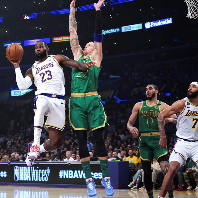 Pemain Lakers, LeBron James, dikawal penggawa Boston Celtics, Daniel Theis. Foto: Kirby Lee-USA TODAY Sports via Reuters