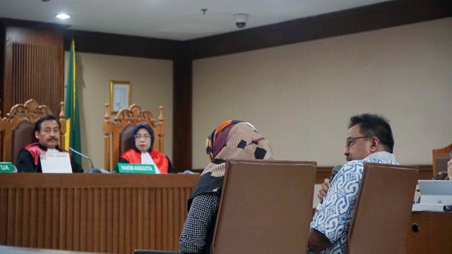 Eks Gubernur Banten, Rano Karno (kanan), saat menjadi saksi dalam perkara Tubagus Chaeri Wardana di Pengadilan Negeri Jakarta Pusat, Senin (24/2). Foto: Irfan Adi Saputra/kumparan