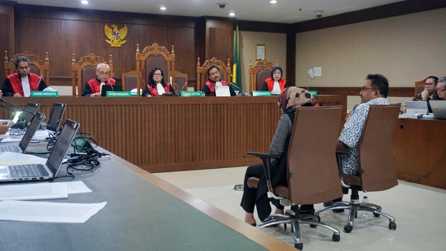 Eks Gubernur Banten, Rano Karno (kanan), saat menjadi saksi dalam perkara Tubagus Chaeri Wardana di Pengadilan Negeri Jakarta Pusat, Senin (24/2). Foto: Irfan Adi Saputra/kumparan