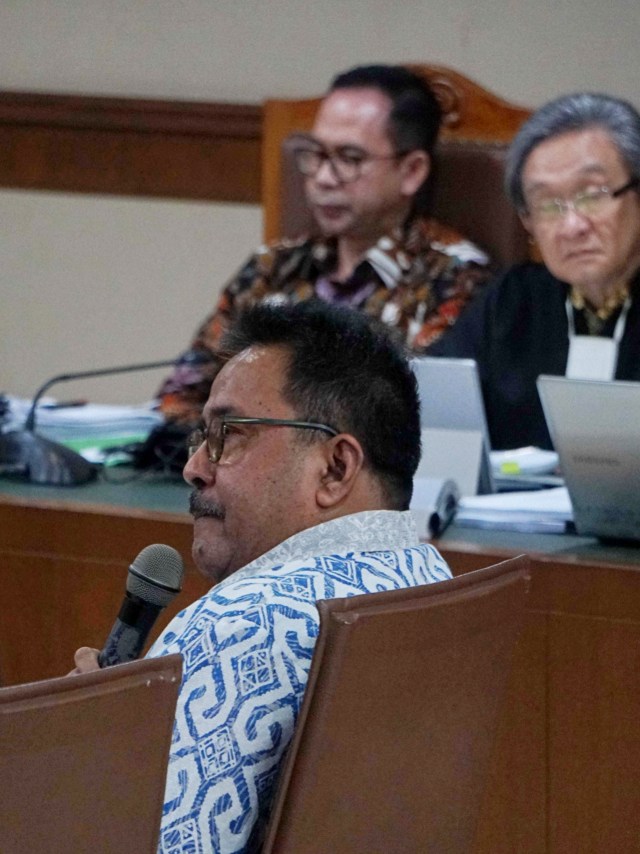 Eks Gubernur Banten, Rano Karno, memberikan keterangan sebagai saksi atas tersangka Tubagus Chaeri Wardana di Pengadilan Negeri Jakarta Pusat, Senin (24/2). Foto: Irfan Adi Saputra/kumparan