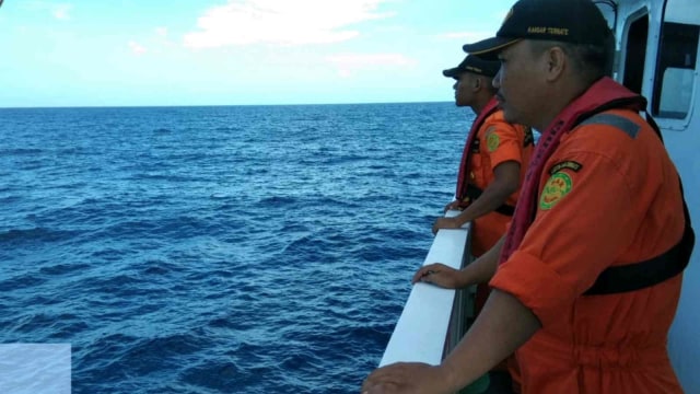 Tim Badan SAR Nasional Kota Ternate saat melakukan pencarian di Perairan Pulau Siko, Kayoa, Halmahera Selatan, Maluku Utara. Foto: Istimewa