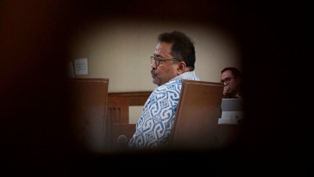 Eks Gubernur Banten, Rano Karno, menjalani sidang sebagai saksi untuk tersangka Tubagus Chaeri Wardana (kanan) di Pengadilan Negeri Jakarta Pusat, Senin (24/2). Foto: Irfan Adi Saputra/kumparan