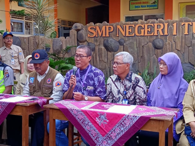 Siti Urbayatun, Psikolog Ikatan Psikologi Kkinis (IPK) pada Senin (24/2/2020) di halaman SMPN 1 Turi. Foto: Birgita.