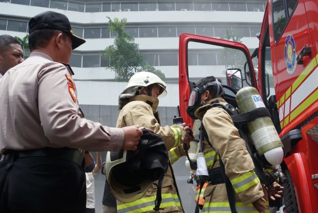 Petugas pemadam kebakaran di lokasi kebakaran Gedung Nusantara II, DPR RI, Jakarta, Senin (24/2). Foto: Hemi Afandi/kumparan