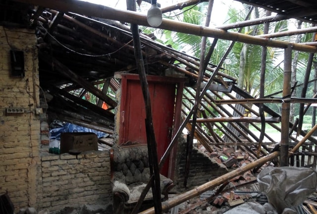 Kondisi rumah warga yang roboh saat hujan lebat disertai angin kencang melanda di Blok Cipedang Lasdam, Desa Jayamulya, Kecamatan Kroya, Kabupaten Indramayu. (Tomi Indra)