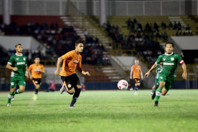 Laga uji tanding Persiraja vs PSMS Medan di Stadion Harapan Bangsa, Banda Aceh, Jumat (21/2) malam, berakhir dengan skor 1-0. Foto: Suparta/acehkini 