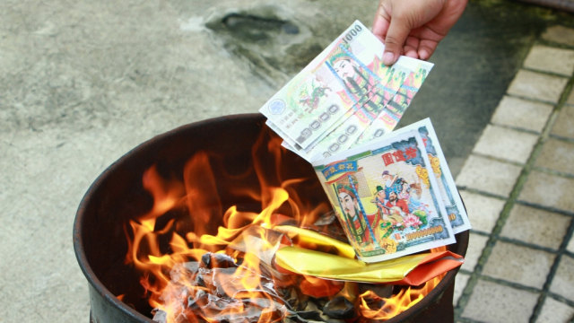 Ritual Bakar Uang
