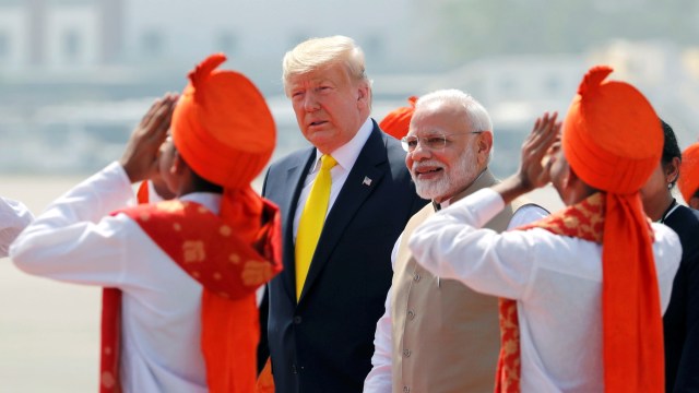 Presiden AS Donald Trump disambut oleh Perdana Menteri India Narendra Modi ketika tiba di Bandara Internasional Sardar Vallabhbhai Patel di Ahmedabad, India. Foto: REUTERS/Al Drago