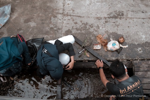 Komunitas Lingkungan di Pontianak Lakukan Aksi Bersih Sampah (97745)