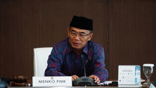 Menko PMK Muhadjir Effendy memimpin Rakor Tingkat Menteri tentang pemulangan WNI ABK kapal World Dream di Ruang Rapat Kemenko PMK, Jakarta. Foto: Jamal Ramadhan/kumparan