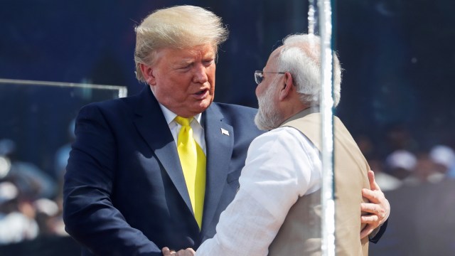 Presiden AS Donald Trump bersalaman dengan Perdana Menteri India Narendra Modi pada acara "Namaste Trump" di Stadion Sardar Patel Gujarat, di Ahmedabad, India. Foto: REUTERS/Al Drago