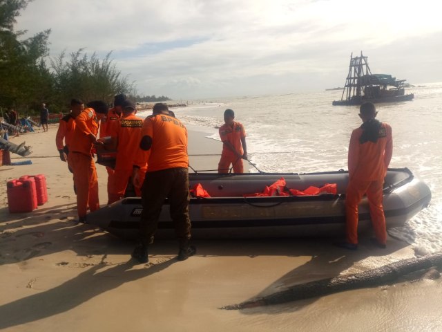 Tim Basarnas Bangka Belitung sedang melakukan pencarian seorang nelayan yang dikabarkan hilang saat melaut.