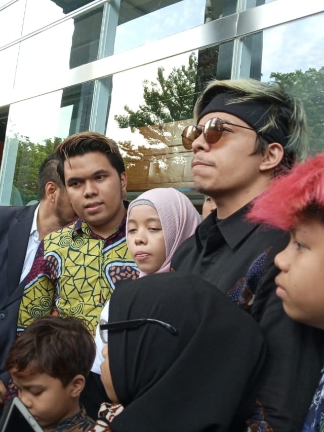 Atta Halilintar dan Thariq Halilintar usai jadi saksi dalam sidang kasus dugaan pelanggaran hak cipta, di Pengadilan Negeri Jakarta Pusat, Senin (24/2). Foto: Giovanni/kumparan