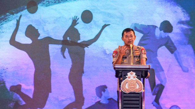 Kapolri Jenderal Pol Idham Azis memberi sambutan saat Peluncuran tim dan kostum Bhayangkara di Auditorium Perguruan Tinggi Ilmu Kepolisian (PTIK), Jakarta. Foto: ANTARA FOTO/Galih Pradipta