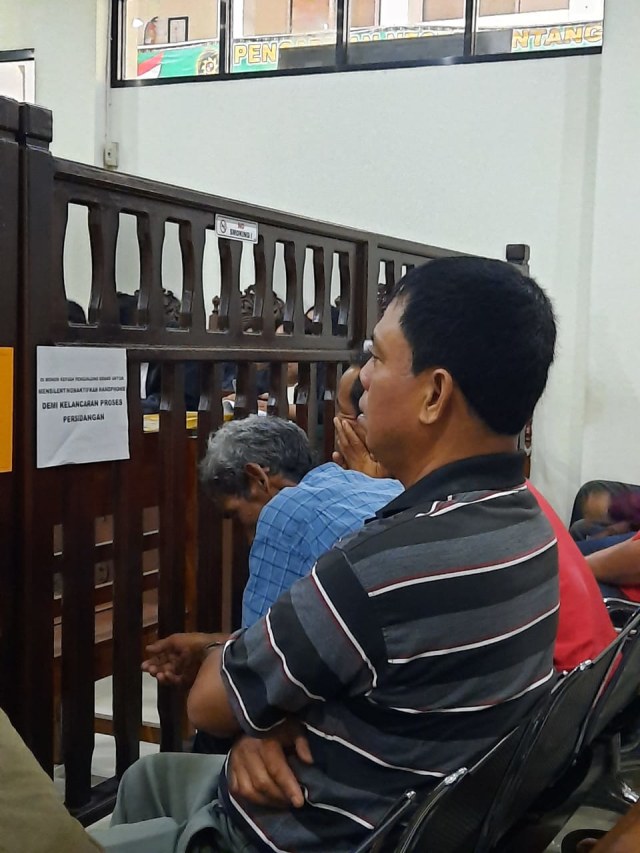 Terdakwa karhutla dalam sidang di PN Sintang dengan agenda pembacaan pledoi. Foto: Yusrizal/Hi!Pontianak