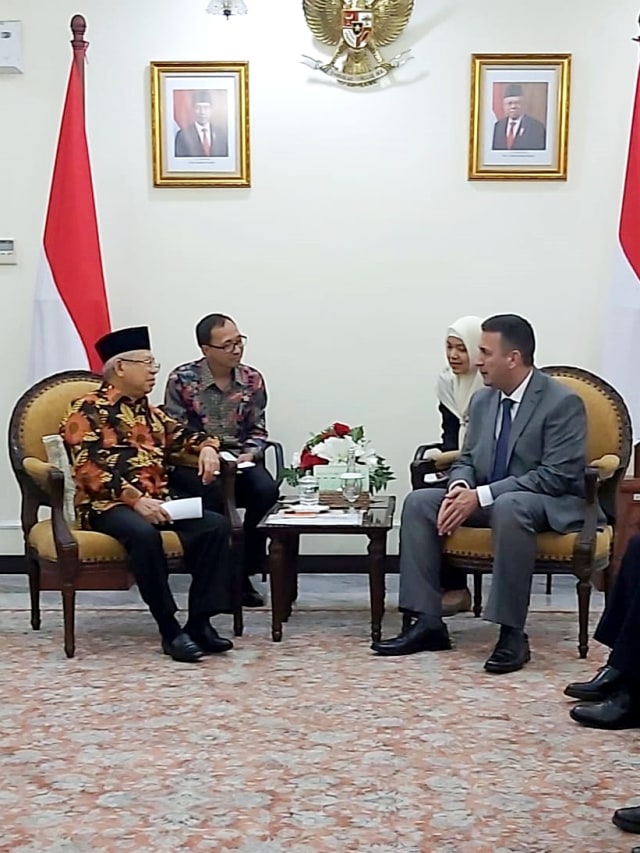 Wakil Presiden Ma'ruf Amin menerima kunjungan Duta Besar Yordania untuk Indonesia Abdallah Suliman Abu Romman. Foto: Nadia Riso/kumparan