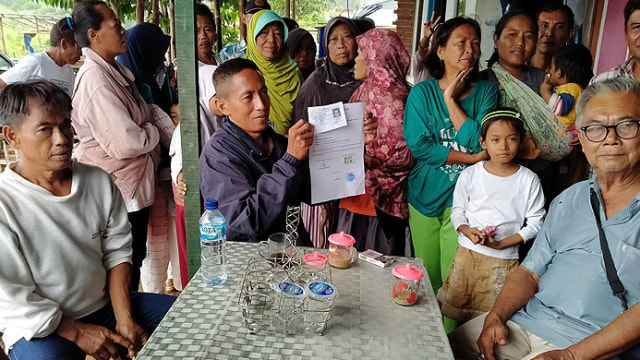Kuncen pemakaman Kutiong Cirebon, Suparman menunjukkan surat perjanjian izin pembongkaran makam. (Juan)