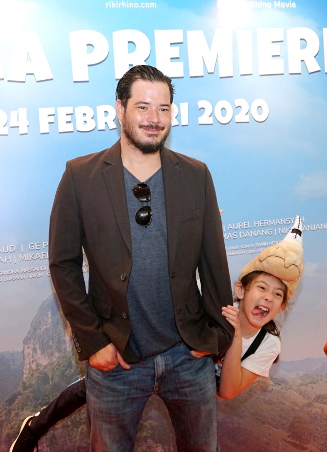 Aktor Zack Lee dan anaknya Mikhaela Lee saat hadir di pemutaran film animasi Riki Rhino di Epicentrum, Jakarta, Senin (24/2/2020). Foto: Ronny