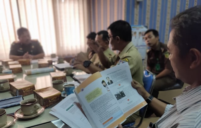 Pemangku kepentingan menggelar rapat koordinasi menyikapi beredarnya buku yang memuat konten kontroversial, dipimpin Kepala Kejari Tegal I Made Suwarjana, Senin (24/2/2020)