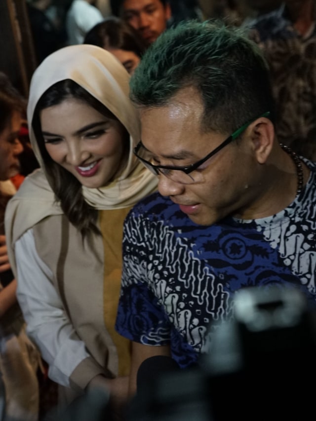 Musisi Anang Hermansyah bersama istrinya Ashanty saat mendatangi kerumah Bunga Citra Lestari di Pejaten Barat, Jakarta, Senin, (24/2/2020). Foto: Dok. Ronny