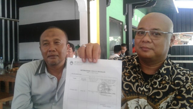 Kuasa Hukum orang tua, Zainal Arifin ,usai pemeriksaan di Mapolresta Solo. Ditunjukkan keterangan yang dikeluarkan dari sekolahan bersama tim KPA. (Agung Santoso)