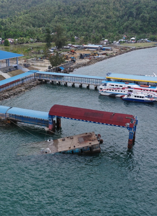 Dermaga apung (ponton) di Pelabuhan Balohan Sabang terlepas dari dermaga permanen akibat diterjang badai. Foto: Abdul Hadi/acehkini