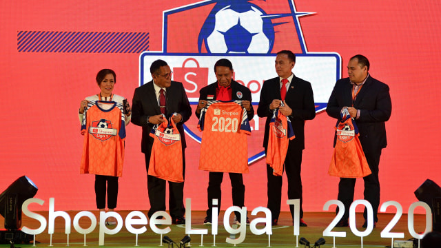 Menpora Zainudin Amali (tengah) didampingi Ketua Umum PSSI M Iriawan (kedua kanan) berfoto bersama saat peluncuran Shoppe Liga 1 2020 di Jakarta. Foto: ANTARA FOTO/Sigid Kurniawan