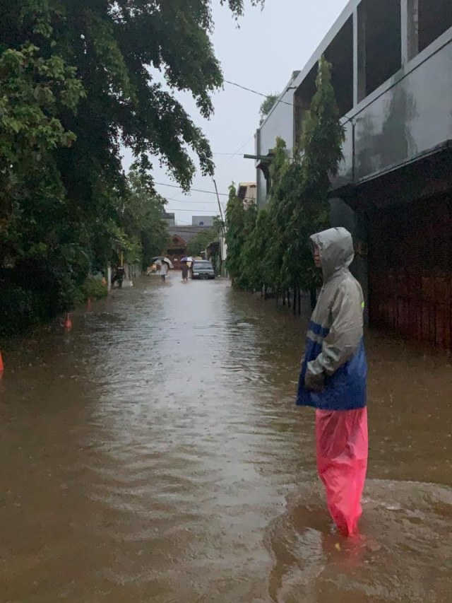 Warga beraktivitas saat banjir merendam Kompleks Duta Indah, Jatimakmur, Pondok Gede, Kota Bekasi. Foto: Gesit Prayogi/kumparan