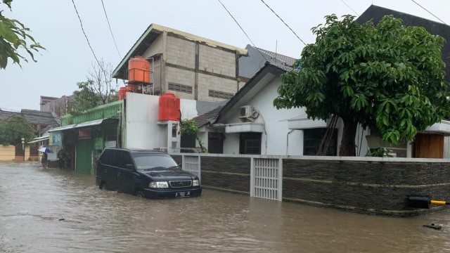 Mobil terendam saat banjir di Kompleks Duta Indah, Jatimakmur, Pondok Gede, Kota Bekasi. Foto: Gesit Prayogi/kumparan